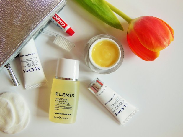 FreshBeautyFix-Travelbag-Elemis-Minis-Flatlay