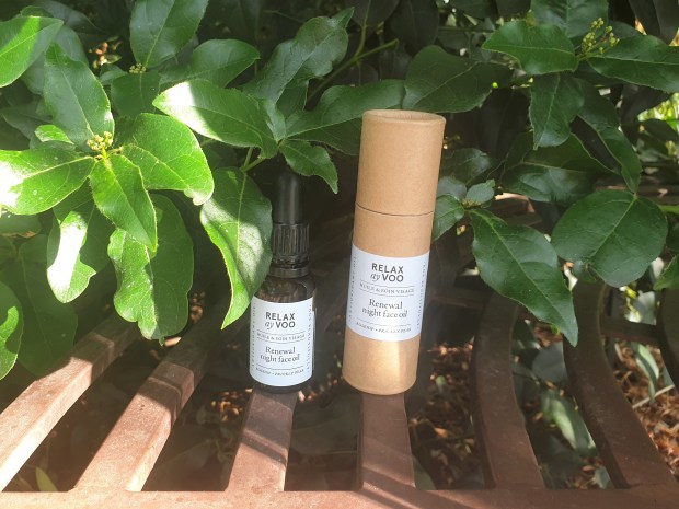 Facial oil with foliage